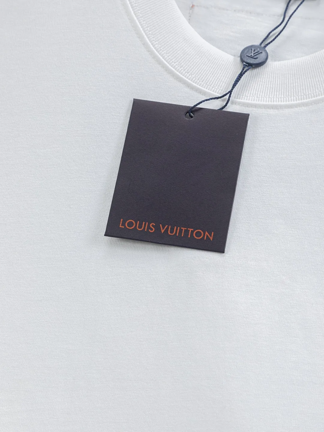 🅿️200 Louis Vuitton 1V LV micro-wide version S-XL LV 26ss new products are available at the counter simultaneously. Multiple craftsmanship. Three-dimensional small logo letters on the chest🪡 embroidery + multi-label four-leaf clover on the back🍀🪡 embroidery. Round neck short-sleeved T-shirt, same style for men and women! Consigned to one-to-one creation. Synchronized with the official website, pure cotton fabrics at the counter! It is close to the skin and comfortable, durable and easy to wear. It has a classic and simple logo design and meticulous original craftsmanship. Short-sleeves, a must-have item for men, do not appear to be the same for the general public, but must be unique and eye-catching. This LV short-sleeve is all about quality, comfort, the same shape and fashion as always, including fabrics and cutting techniques. All of them have been made with great effort! 320 grams of washed pure cotton fabric, pure cotton is breathable, very refreshing and comfortable for daily wear. The rib knitting on the neckline is smooth and tight, and the neckline will not be skewed if you toss it at will. The loose version, you will find that it looks really good on the upper body. The overall is minimalist and neat, super versatile for daily use! Pair it casually with a pair of pants for a youthful look. A T-shirt will make your outfit crazy. It is a fashionable item that can never go wrong! Color: Black White Size: S-XL Size chart: S: Shoulder width 50-Bust 56-Length 70 M: Shoulder width 52-Bust 57-Length 72 L: Shoulder width 54-Bust 59-Length 74 XL: Shoulder width 56-Bust 62-Length 76